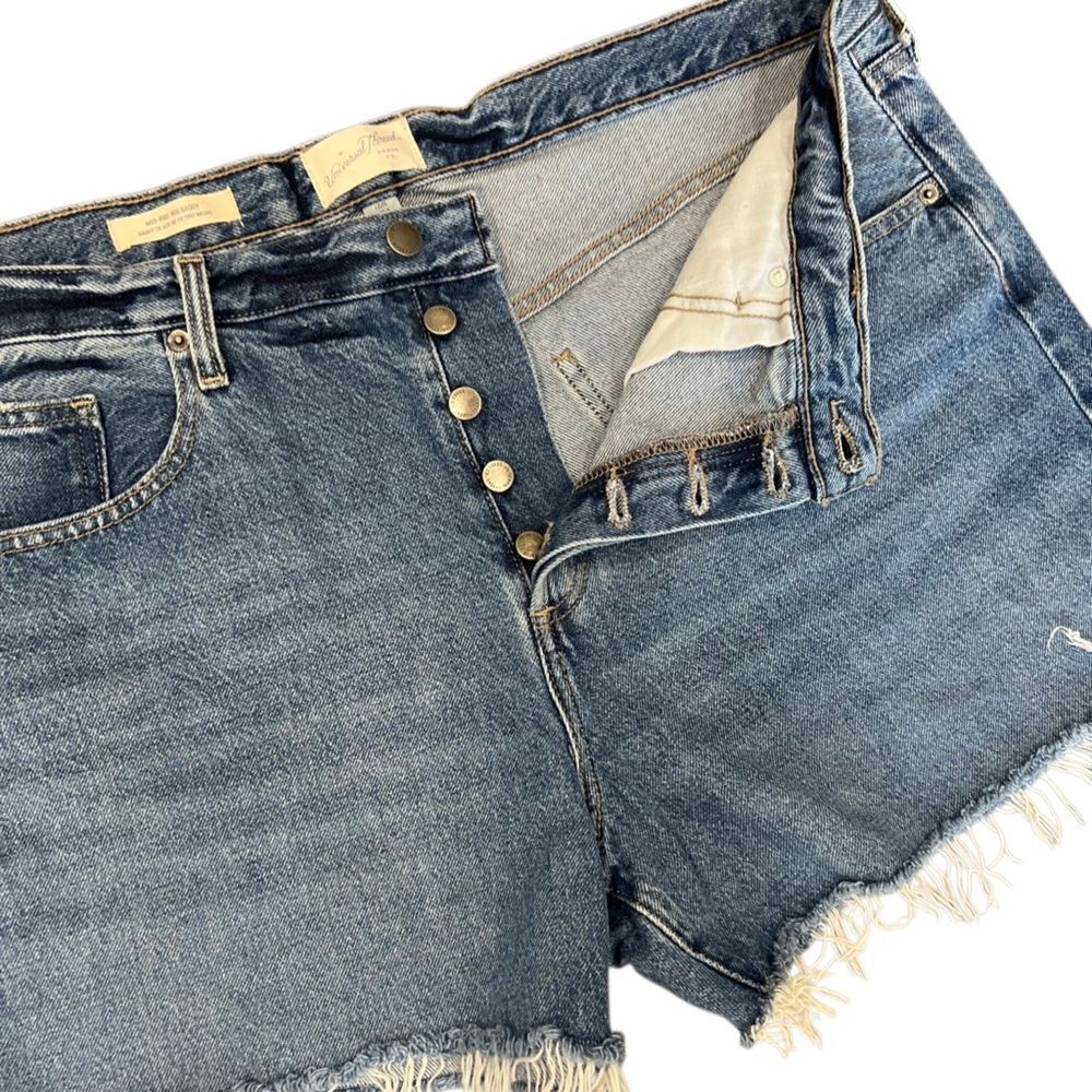 Universal thread mid rise 90’s baggy jean shorts Size 16